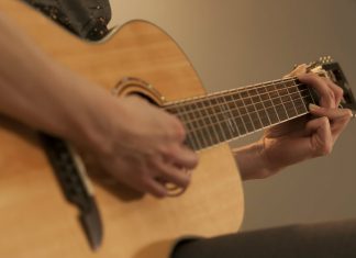 לנגן שירים בגיטרה תוך 10 שיעורים